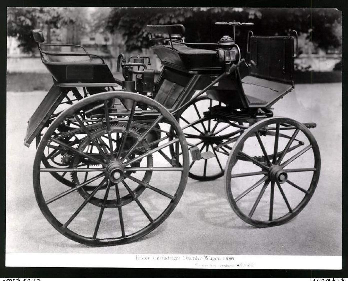 Archiv-Fotografie Auto Daimler, Erster Wagen Mit Vier Rädern Von 1886  - Coches