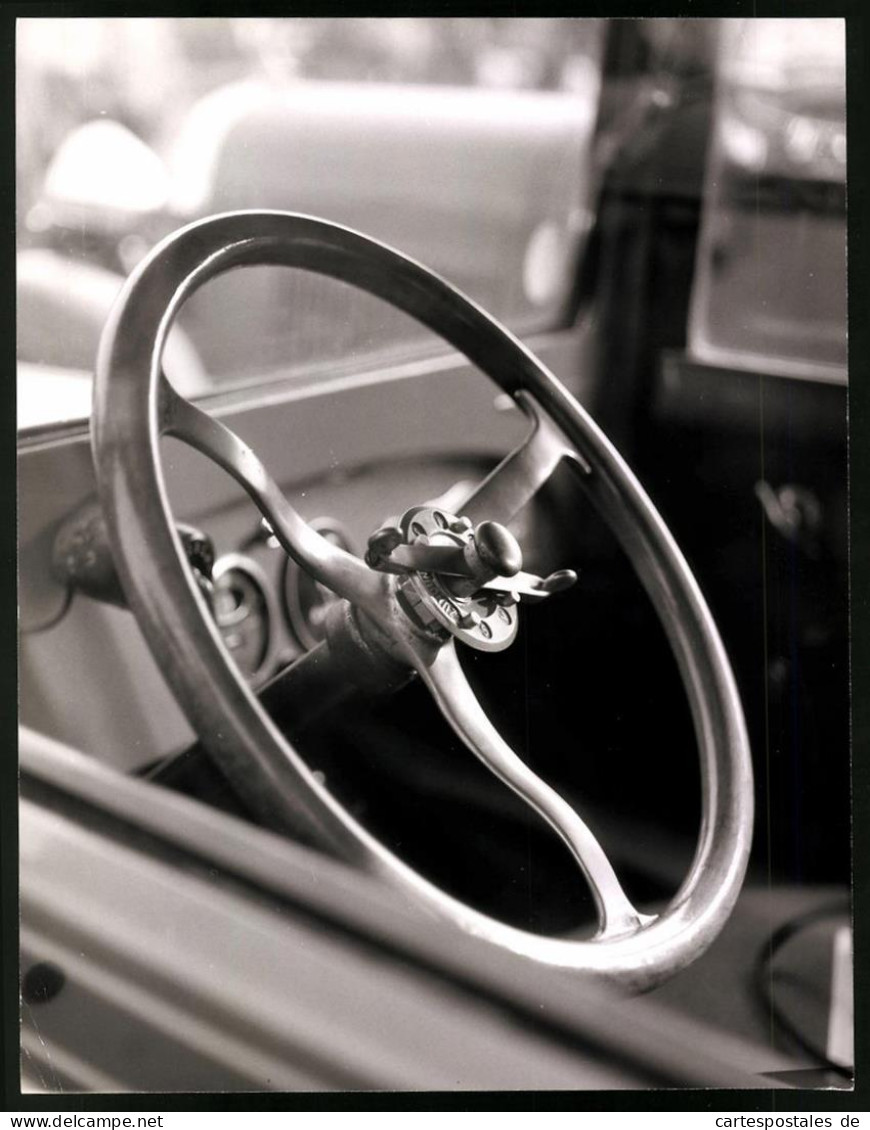 Archiv-Fotografie Auto - Automobil Detail Lenkrad Mit Zündverstellung  - Cars