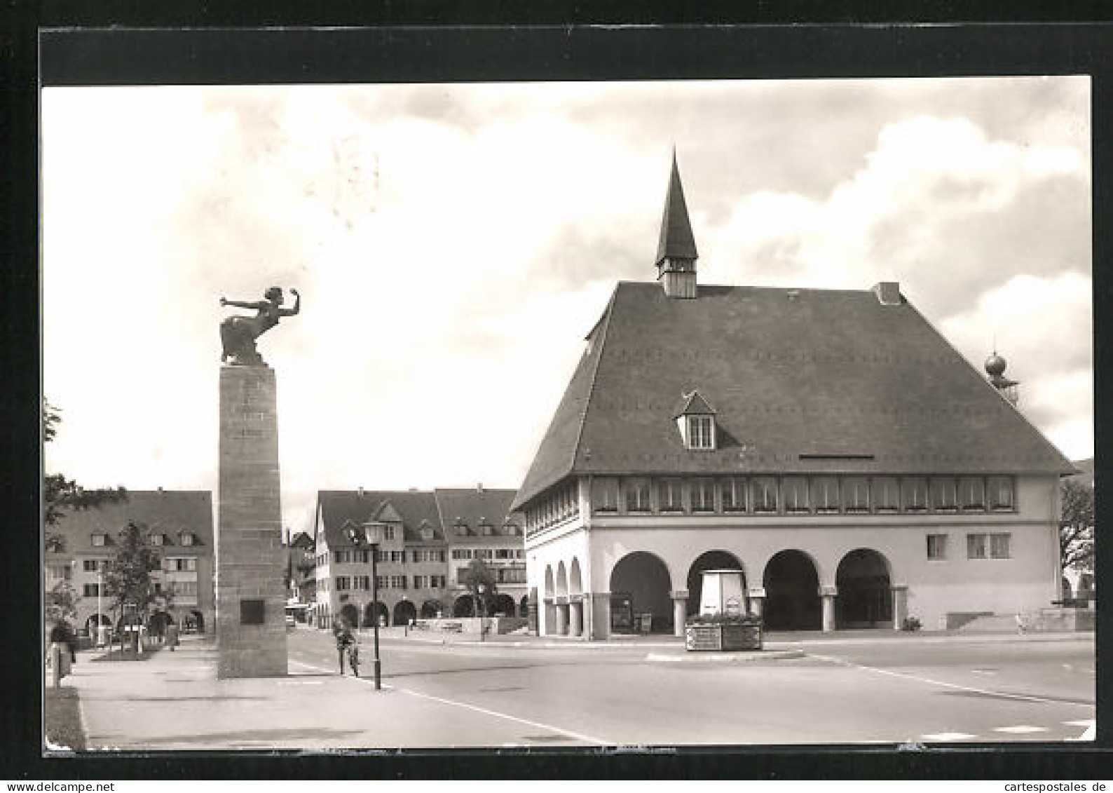 AK Freudenstadt / Schwarzwald, Stadthaus Mit Gedenksäule  - Freudenstadt