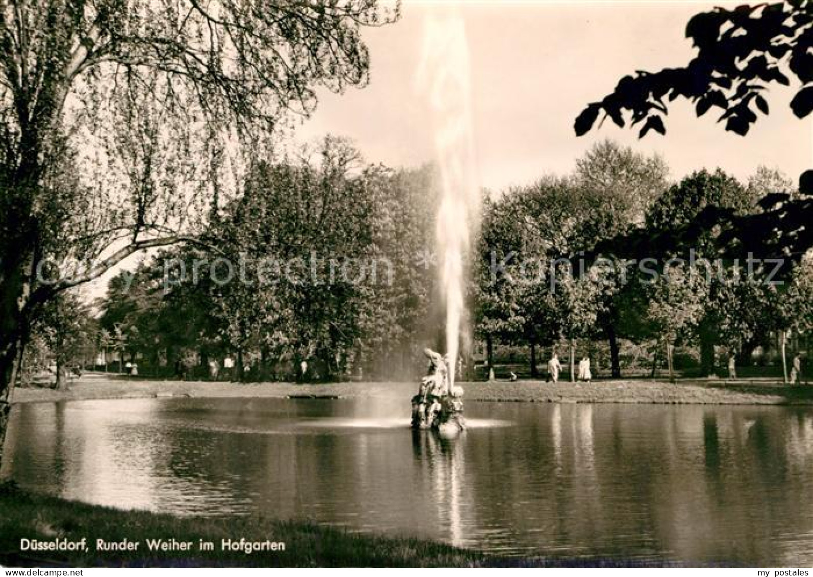 72973955 Duesseldorf Runder Weiher Im Hofgarten Fontaene Duesseldorf - Düsseldorf