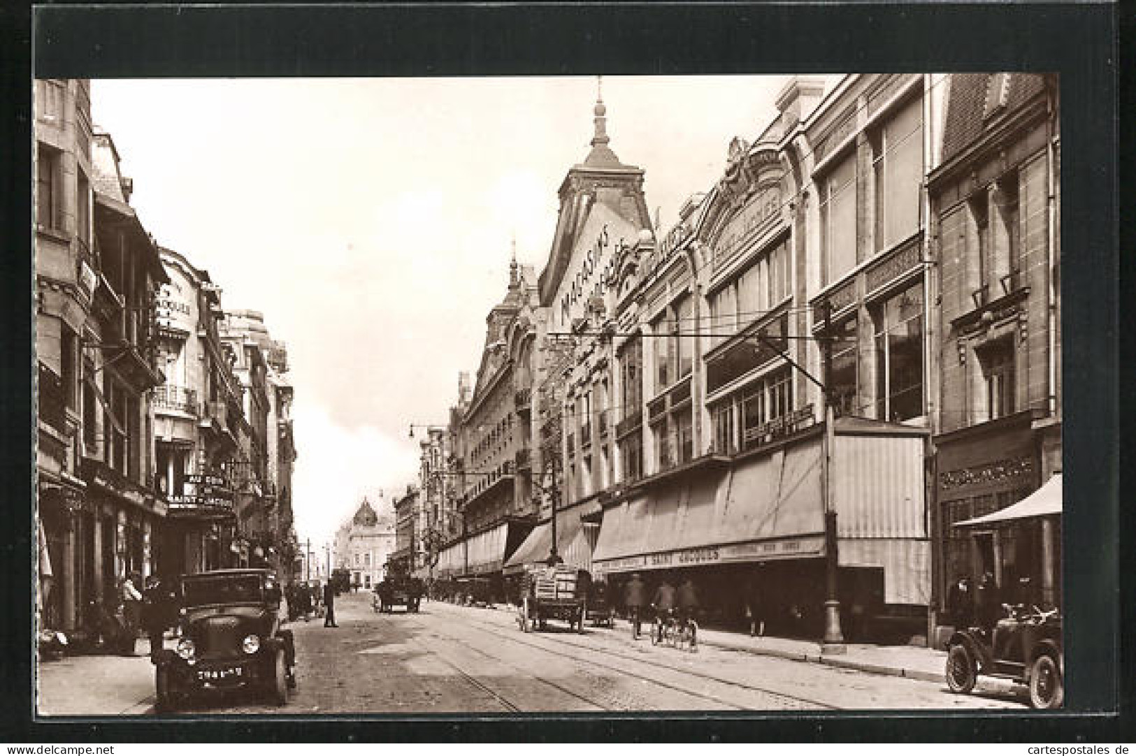 CPA Reims, Vue De La Rue Im Ort Avec Commercesn  - Reims