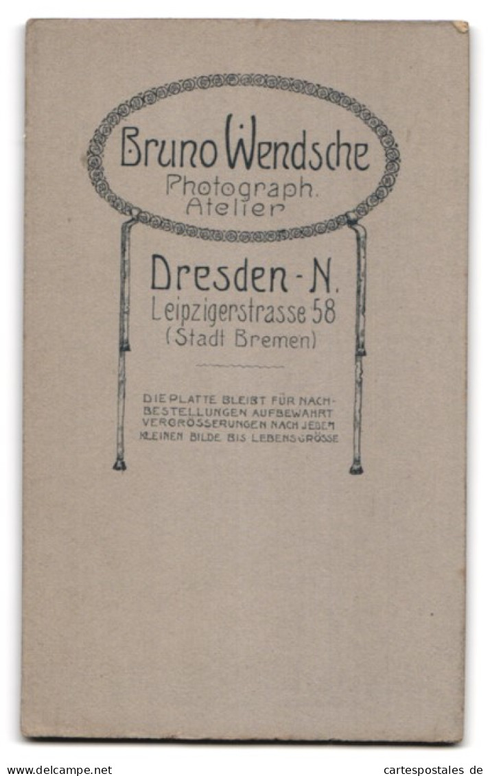 Fotografie Bruno Wendsche, Dresden-N., Leipzigerstr. 58, Süsses Kleinkind Im Weissen Kleid Sitzt Auf Fell  - Anonieme Personen