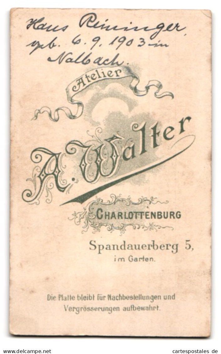 Fotografie A. Walter, Berlin-Charlottenburg, Spandauerberg 5, Süsses Kleinkind Mit Angestrengtem Blick, Hans Reiningen  - Anonyme Personen