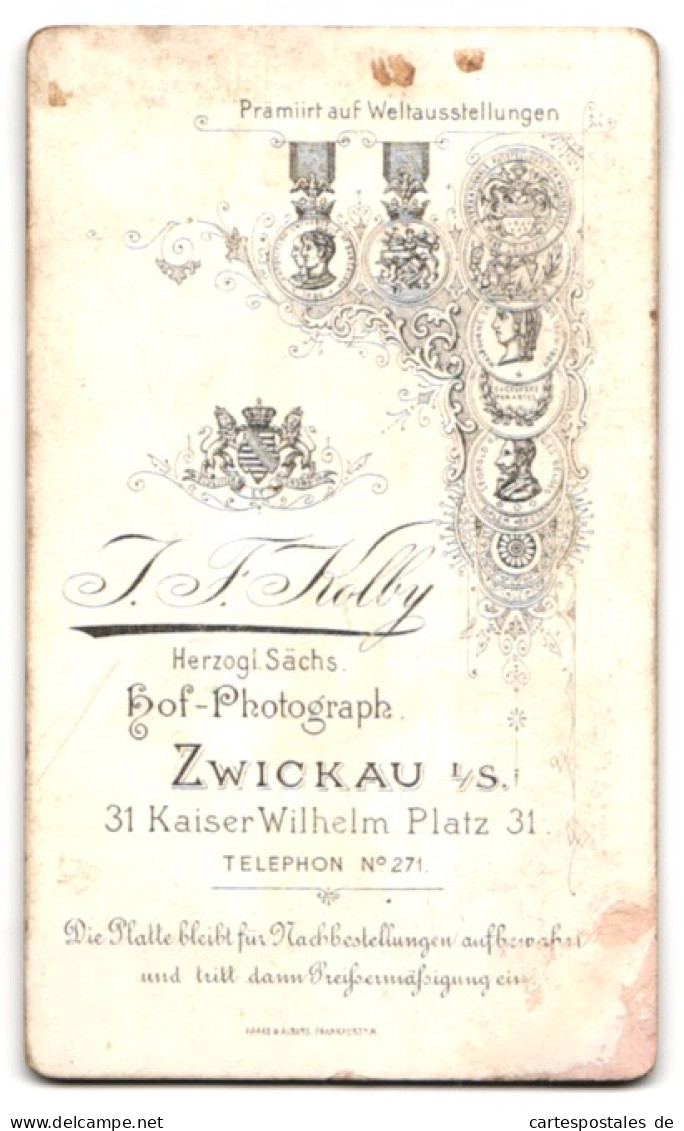 Fotografie J. F. Kolby, Zwickau, Kaiser Wilhelm Platz 31, Kleinkind Im Hochstuhl  - Anonyme Personen