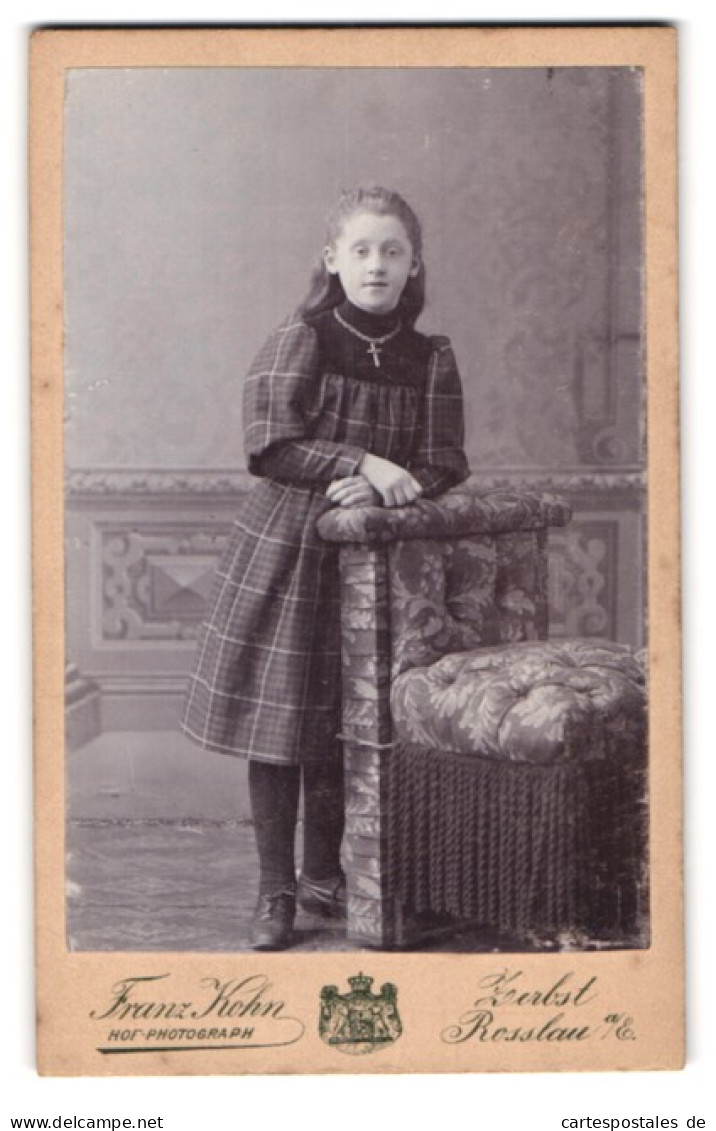 Fotografie Franz Kohn, Zerbst, Mädchen Mit Kreuzkette Und Puffärmeligem Kleid  - Anonyme Personen