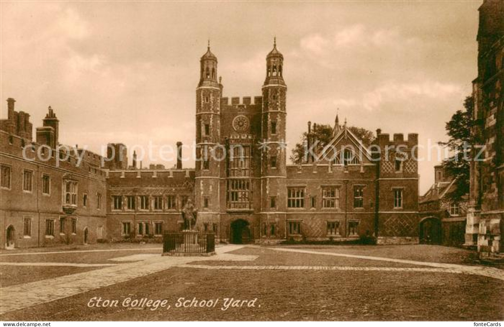 73839153 Eton  Berkshire UK Eton College School Yard  - Autres & Non Classés