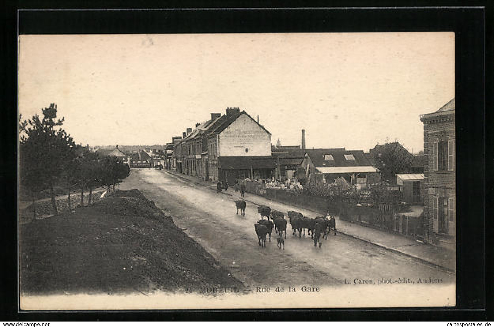 CPA Moreuil, Rue De La Gare, Vue De La Rue  - Moreuil