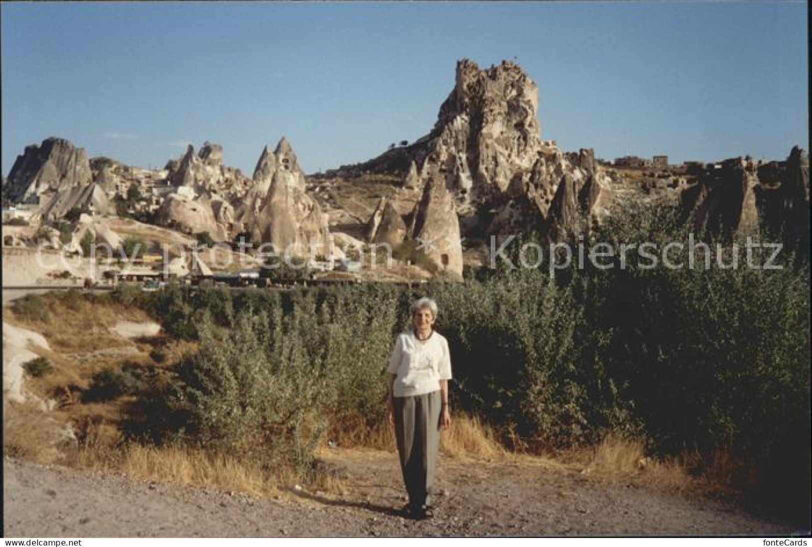 71842081 Kappadokien Landschaft Frau Kappadokien - Turquie