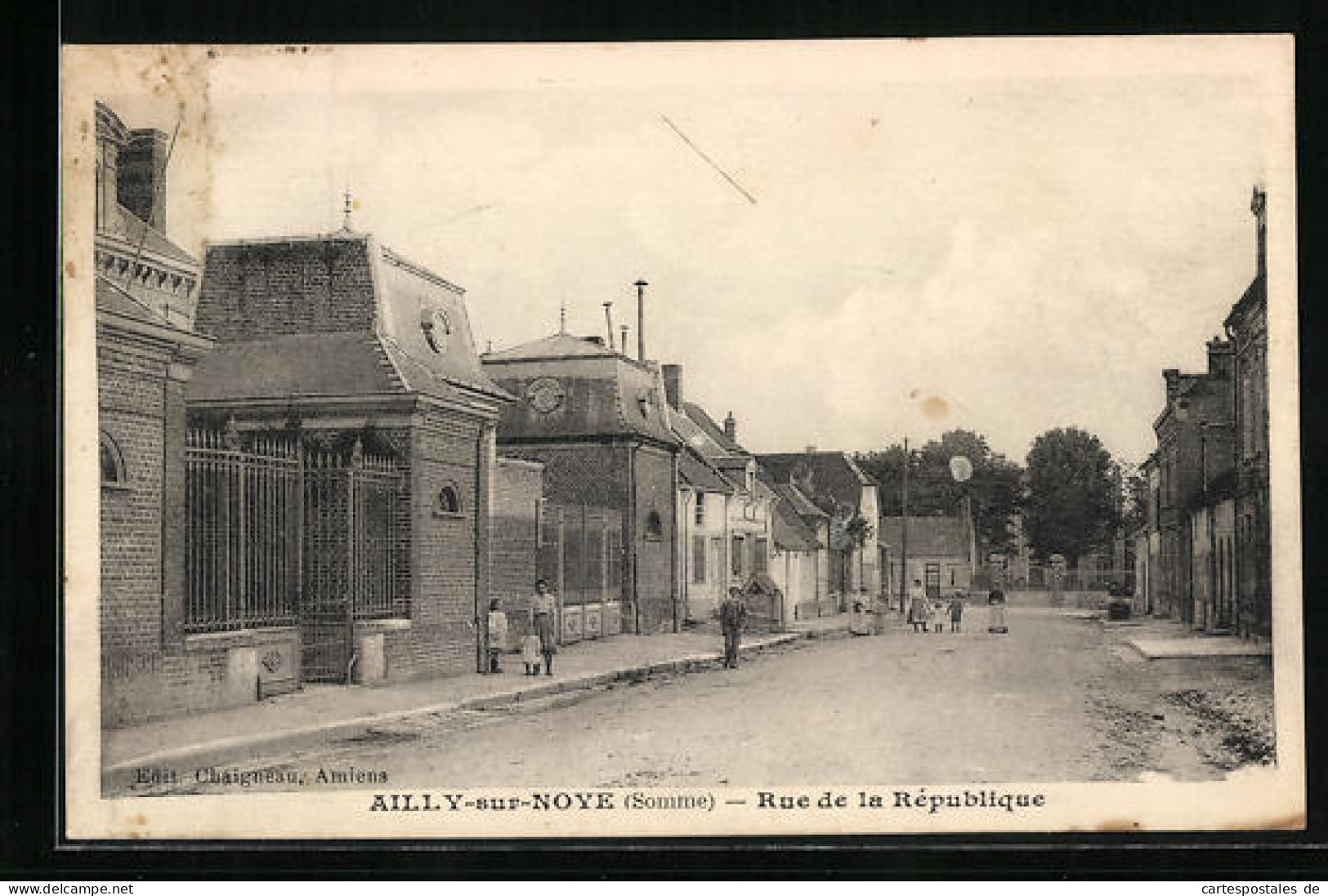 CPA Ailly-sur-Noye, Rue De La République  - Ailly Sur Noye