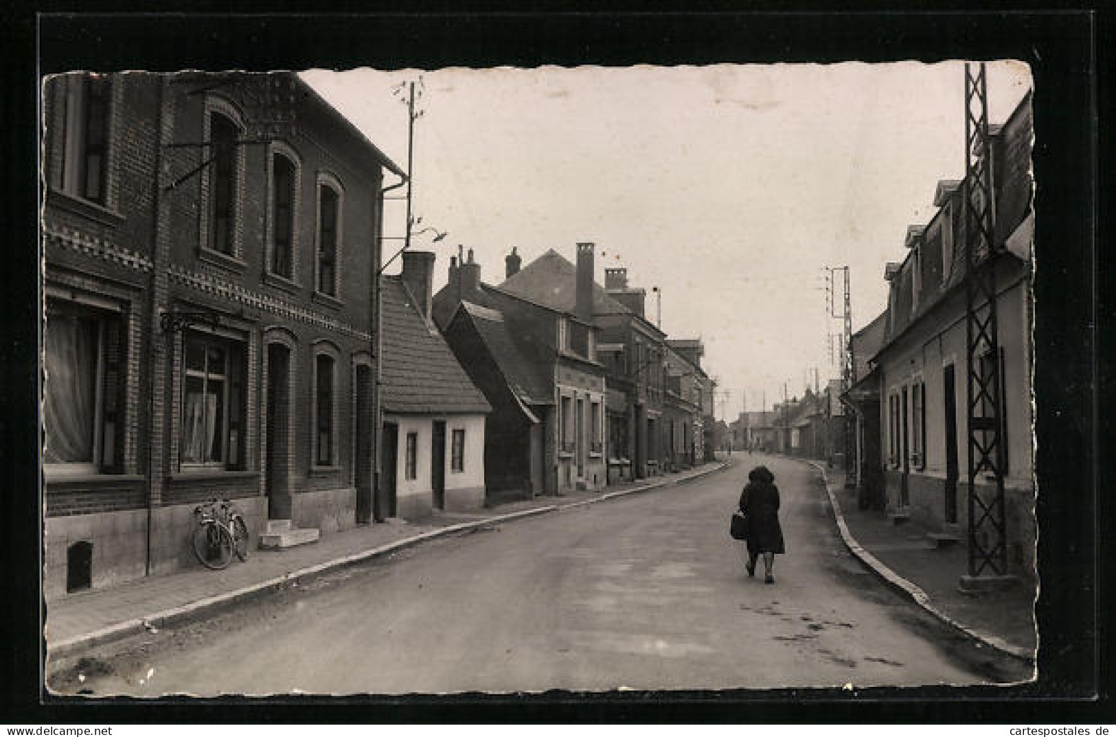 CPA Fressenneville, Rue Jules Guesde, Vue De La Rue  - Autres & Non Classés