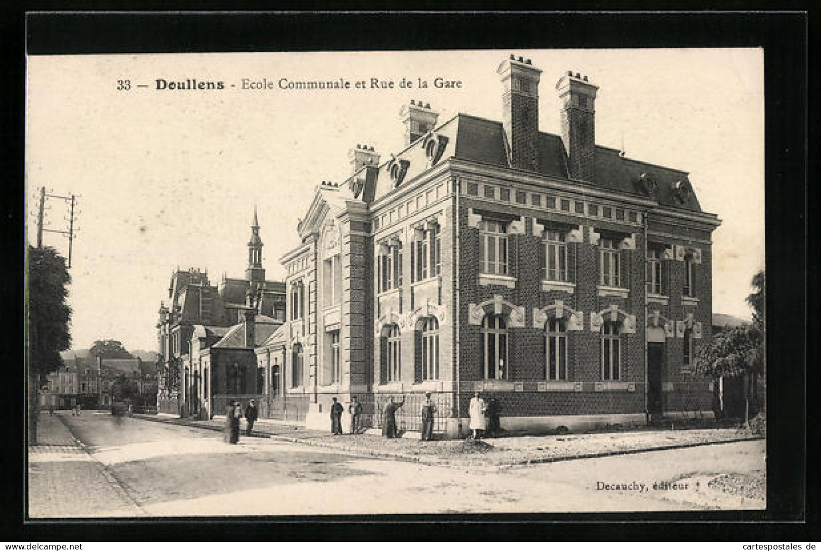 CPA Doullens, L`Ecole Communale Et Rue De La Gare  - Doullens