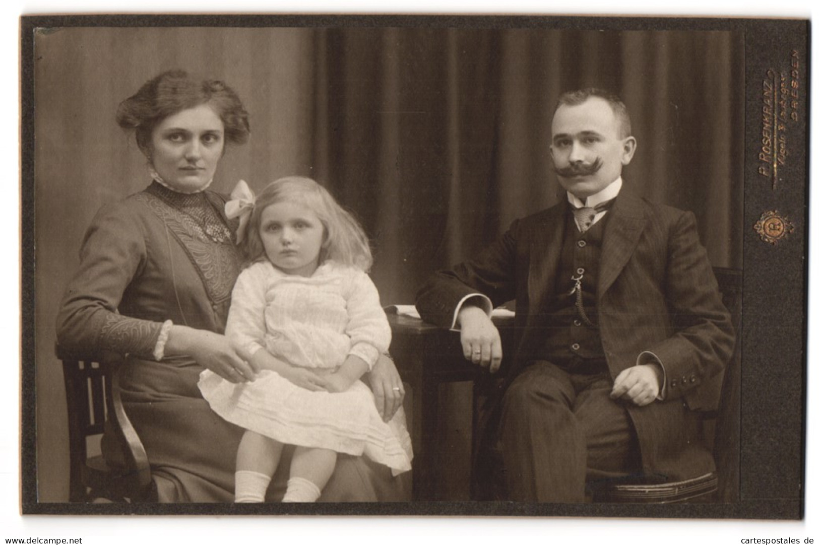 Fotografie R. Rosenkranz, Müglen B. Dresden, Königstr. 32, Bürgerliches Paar Mit Kleiner Tochter  - Anonyme Personen