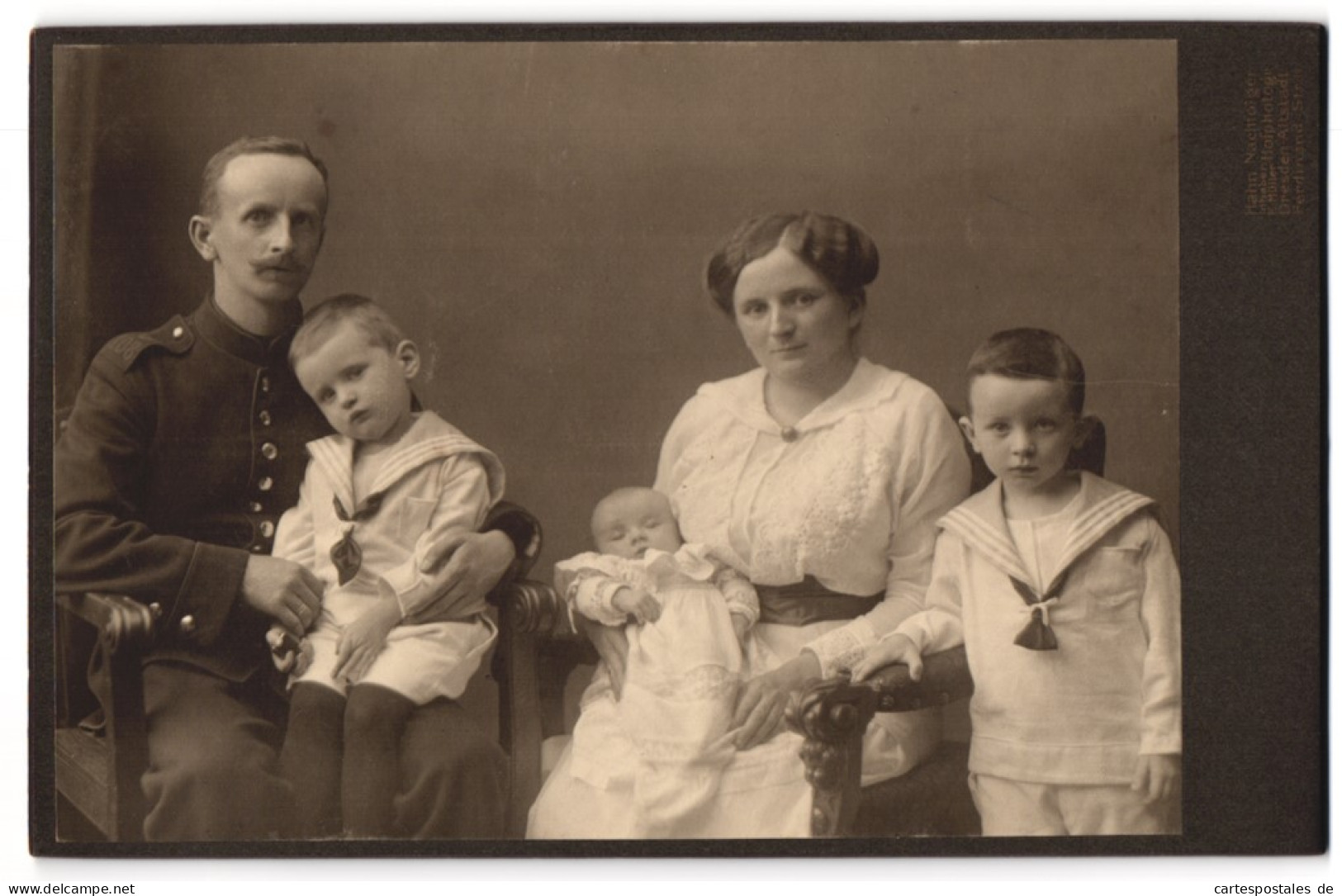 Fotografie E. Müller, Dresden-Altstadt, Ferdinand-Str. 11, Soldat In Uniform Und Frau Mit Baby Und Zwei Söhnen  - Anonyme Personen