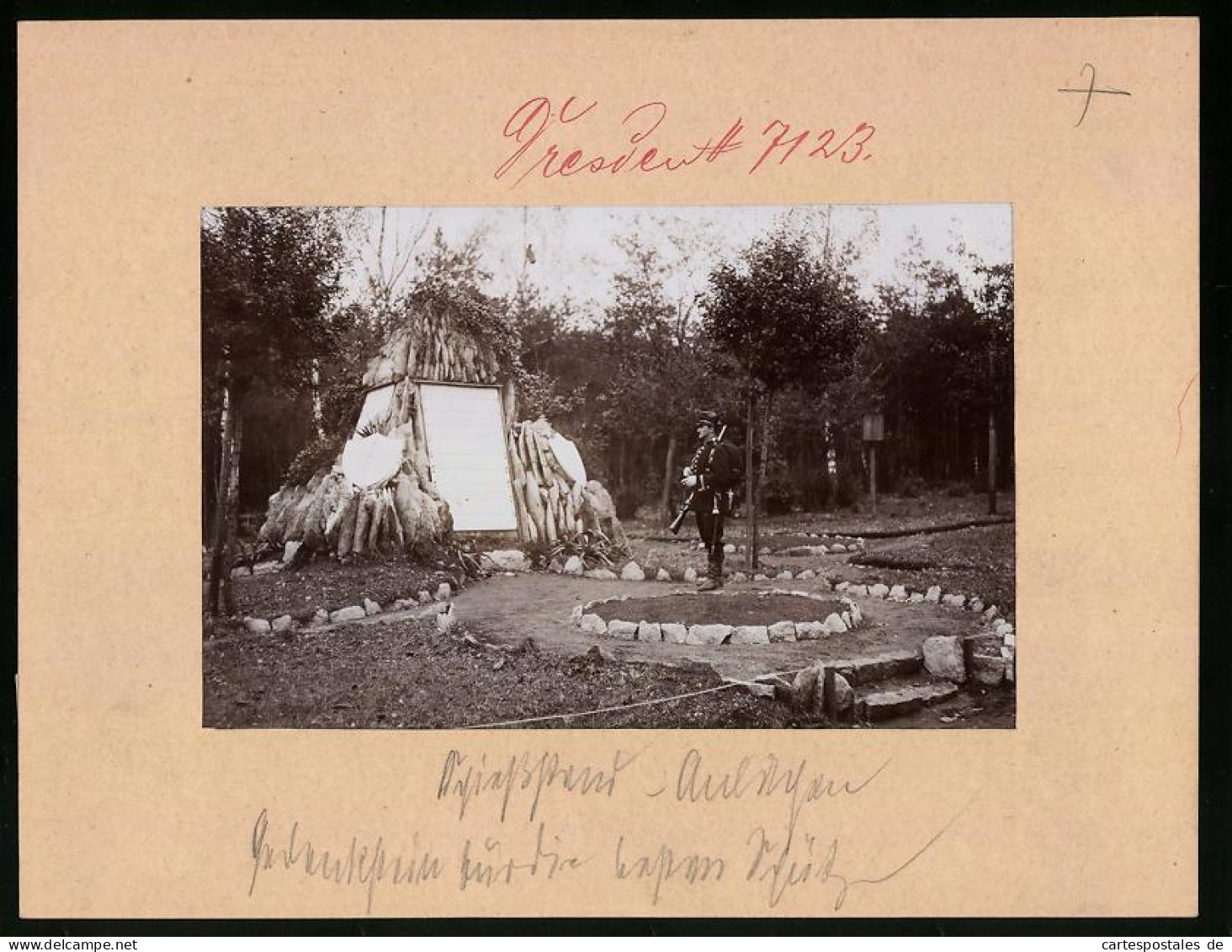 Fotografie Brück & Sohn Meissen, Ansicht Dresden, Gedenkstein K. S: Schützen Füsilier Rgt. 108, Sächischer Jäger  - Oorlog, Militair