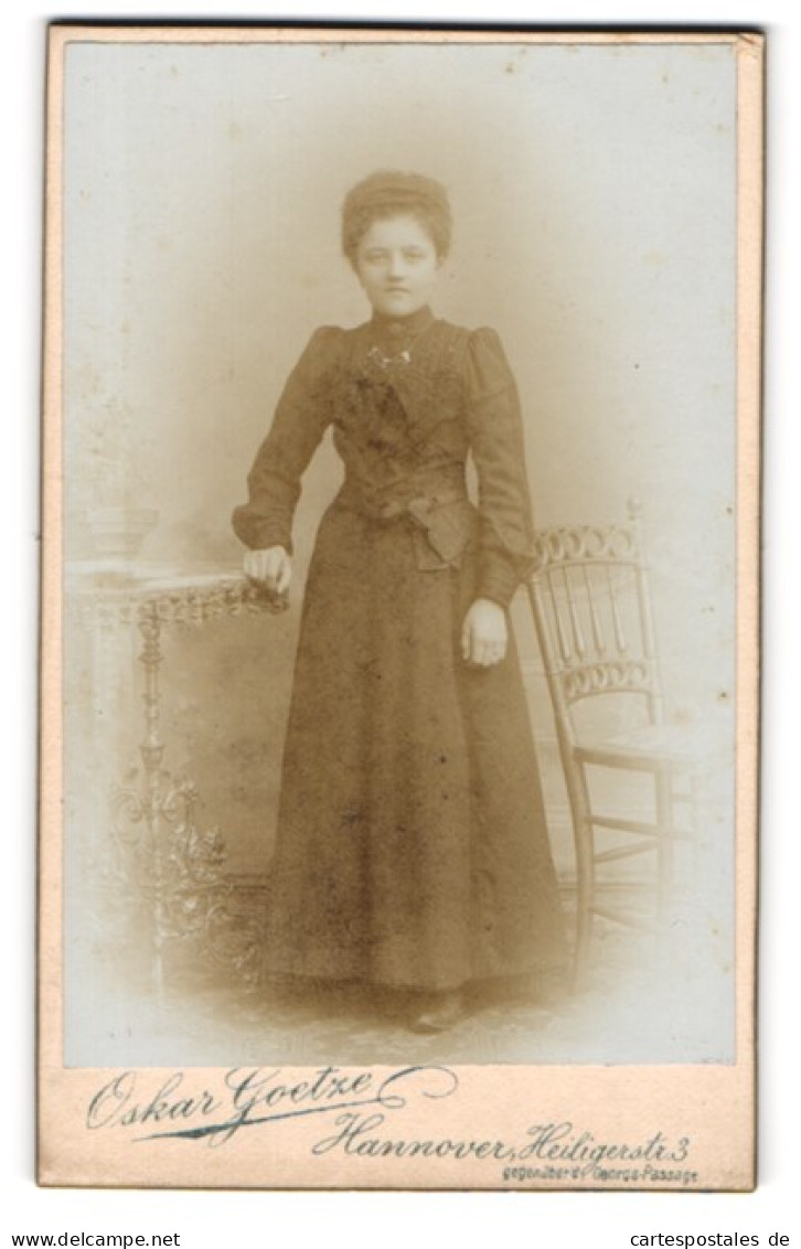 Fotografie Oskar Goetze, Hannover, Heiligerstr. 3, Junge Dame In Hübscher Kleidung  - Anonymous Persons