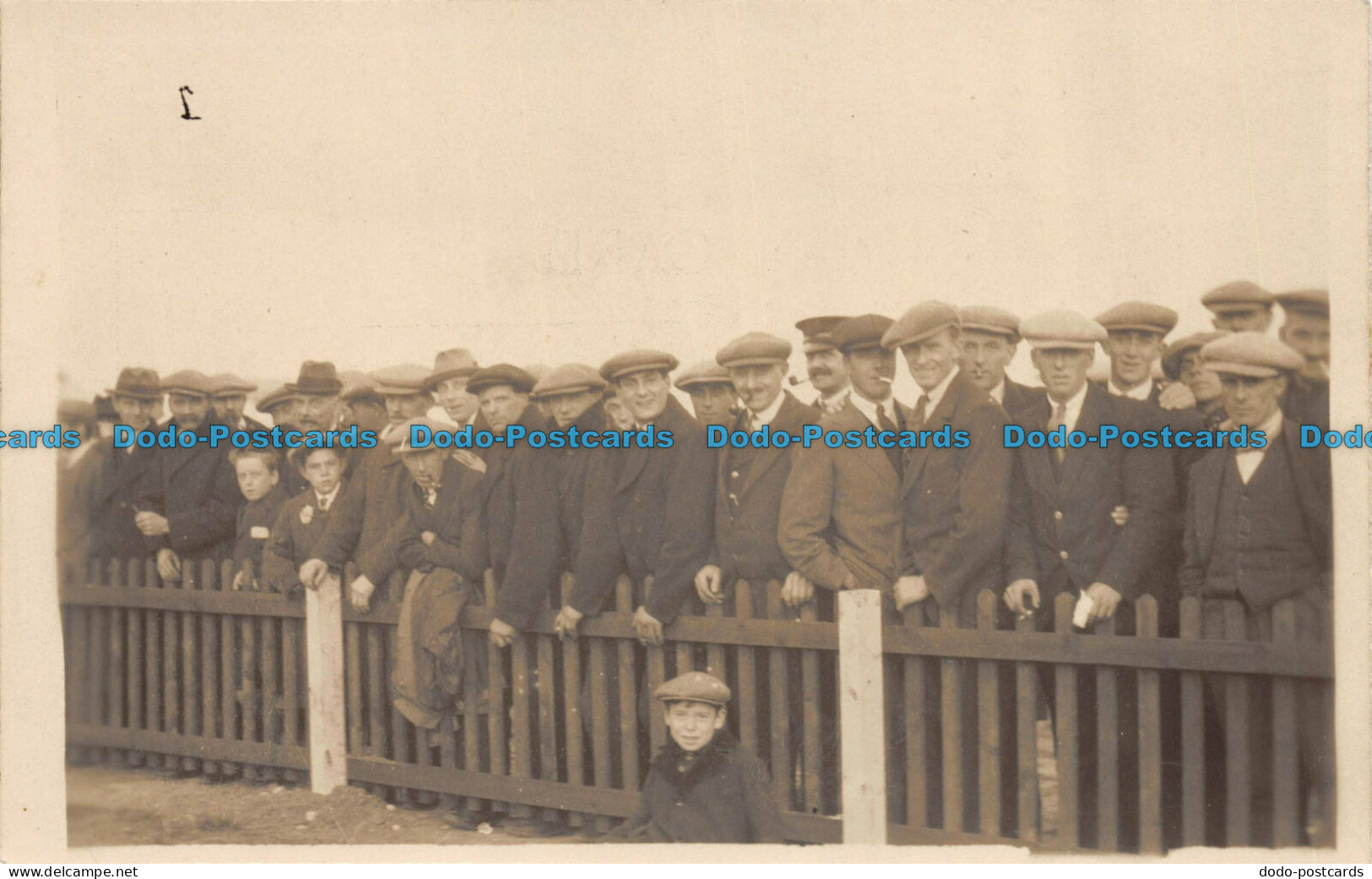 R081061 Many People. Men. Boys. Old Photography. Postcard - Mundo