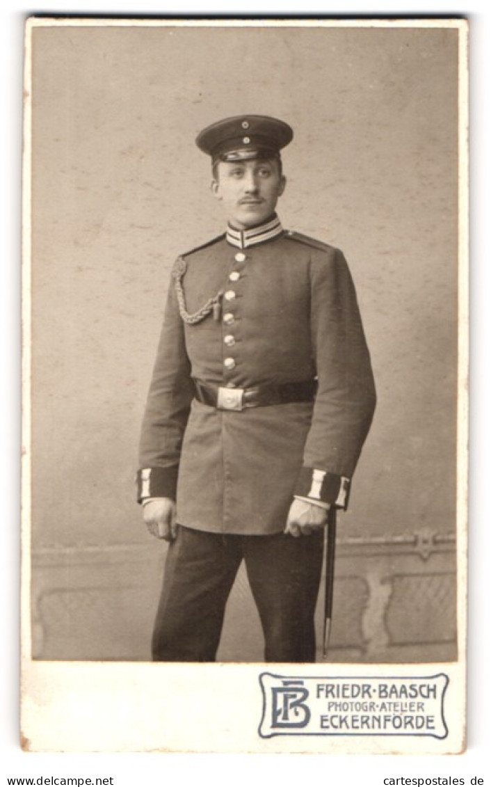 Fotografie Friedr. Baasch, Eckernförde, Soldat In Gardeuniform Mit Schützenschnur Und Schirmmütze  - Anonymous Persons