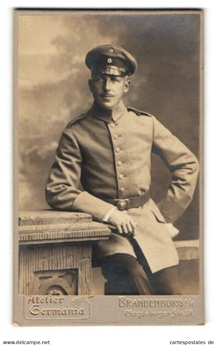 Fotografie Atelier Germania, Brandenburg A. H., Magdeburger Strasse 39, Soldat In Uniform Mit Schirmmütze  - Personas Anónimos