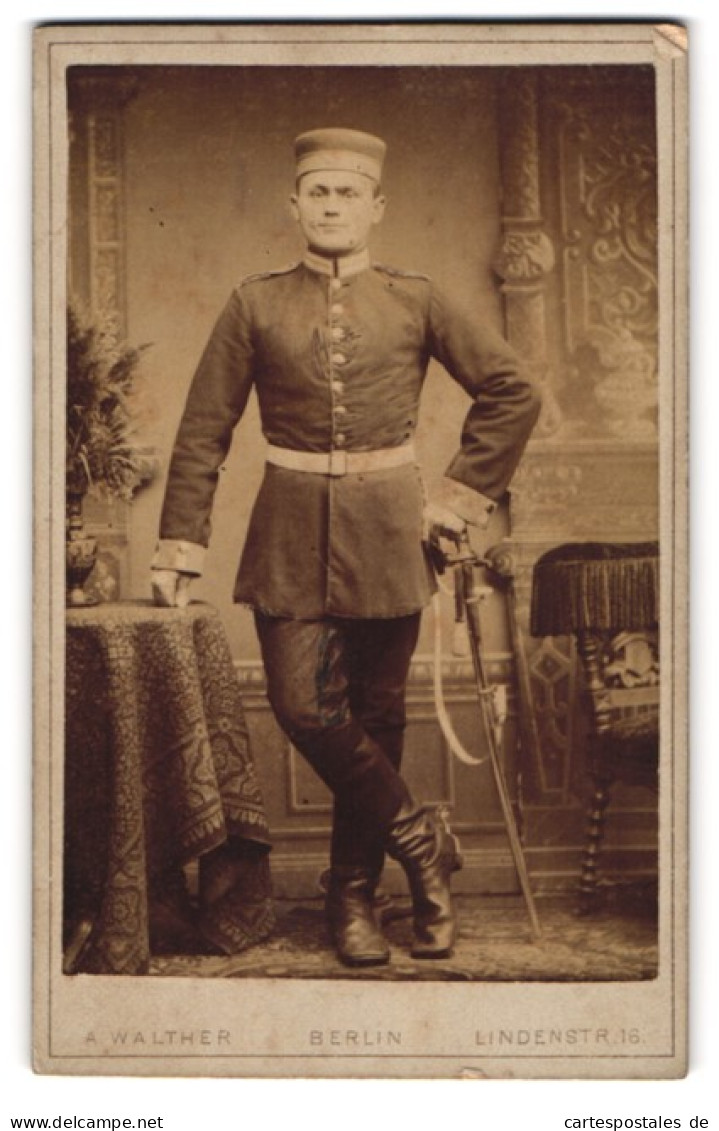 Fotografie A. Walther, Berlin, Lindenstrasse 16, Gardist In Uniform Mit Krätzchen Und Säbel  - Anonyme Personen