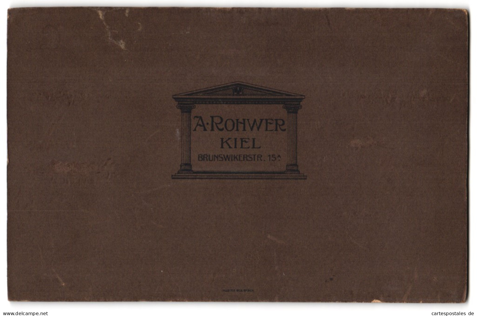 Fotografie A. Rohwer, Kiel, Brunswikerstr. 15 A, Bürgerliches Paar Mit Buch Am Tisch  - Anonyme Personen