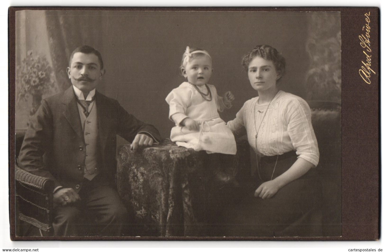Fotografie A. Stöwer, Berlin-Schöneberg, Sedanstr. 1, Junges Paar In Modischer Kleidung Mit Kleinem Mädchen  - Anonyme Personen