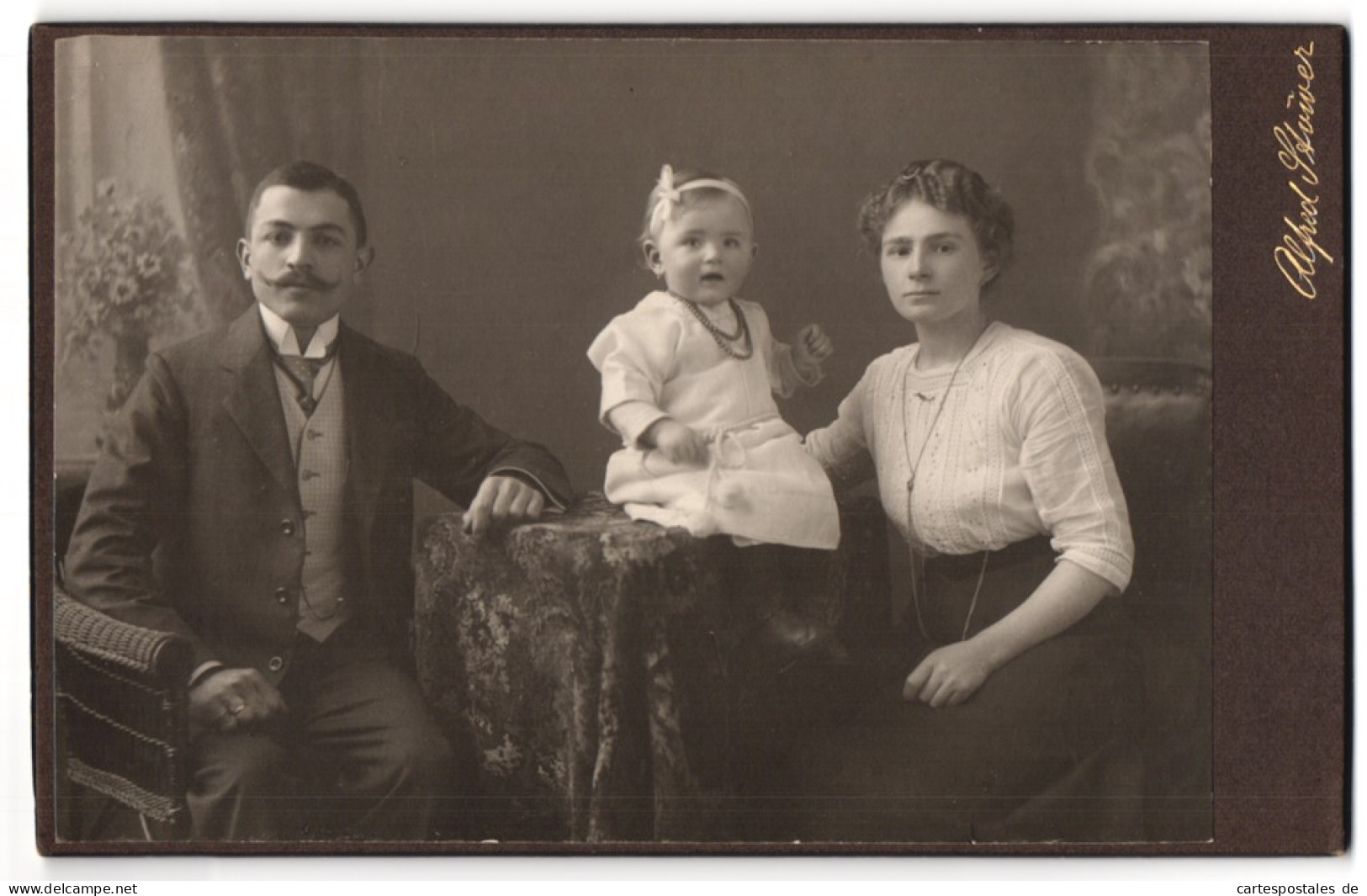 Fotografie A. Stöwer, Berlin-Schöneberg, Sedanstr. 1, Junges Paar In Modischer Kleidung Mit Kleinem Mädchen  - Personas Anónimos