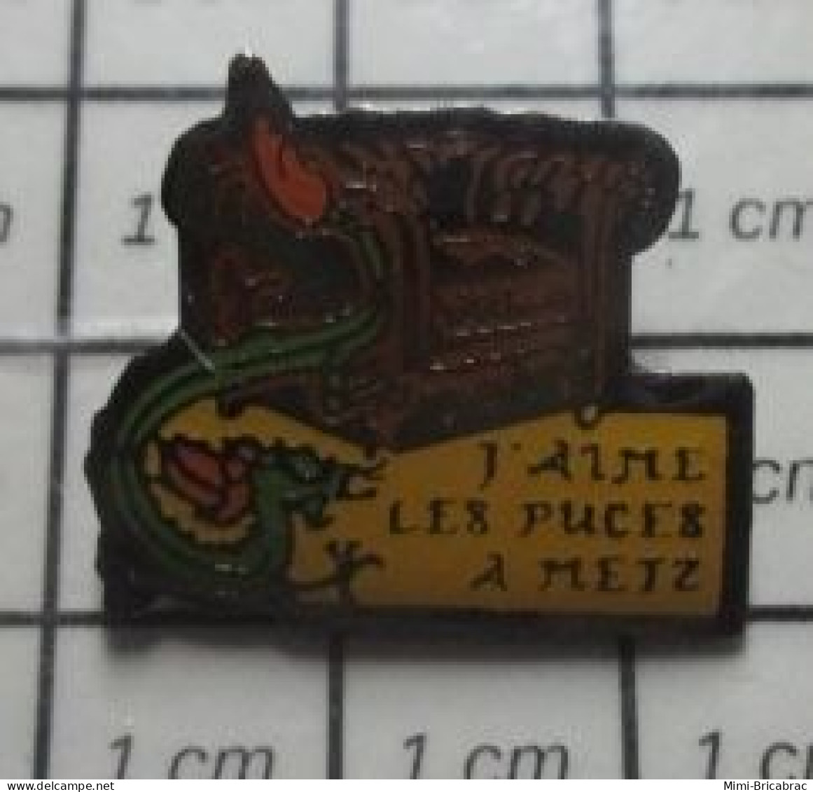 912b Pin's Pins / Beau Et Rare / VILLES / J'AIME LES PUCES A METZ FAUTEUIL CLUB CUIR GRAOULY - Ciudades