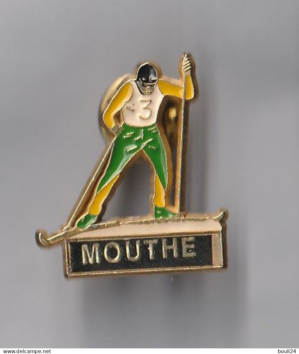 PIN'S THEME VILLE    MOUTHE  DANS LE DOUBS SKIEUR SKI DE FOND - Cities