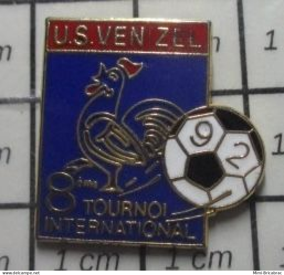 912B Pin's Pins / Beau Et Rare / SPORTS / CLUB FOOTBALL US VENIZEL COQ TRICOLORE 8e TOURNOI INTERNATIONAL - Football