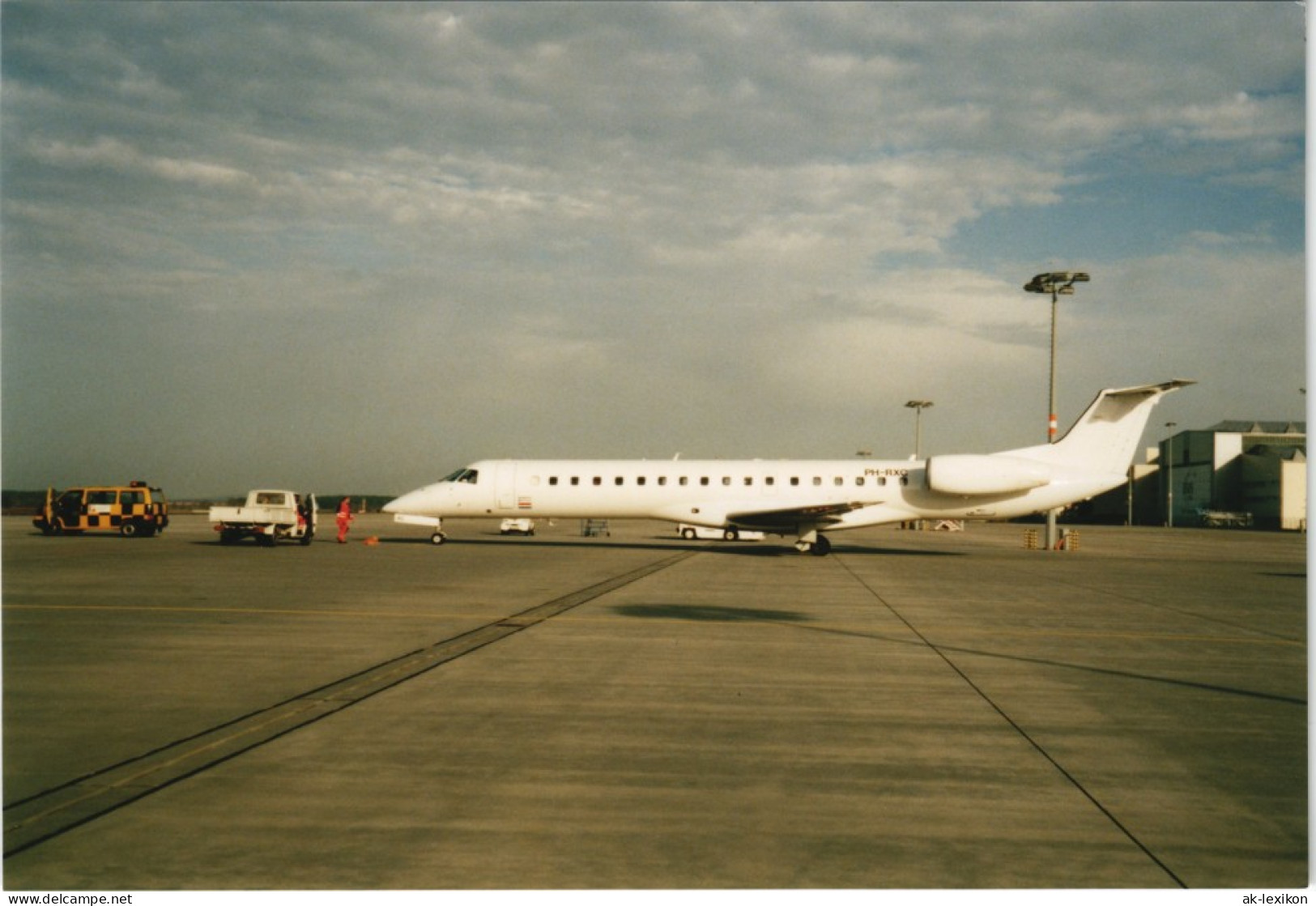 Flugzeug Foto Airplane Photo Kleiner Jet Auf Rollfeld 2003 Privatfoto - 1946-....: Moderne