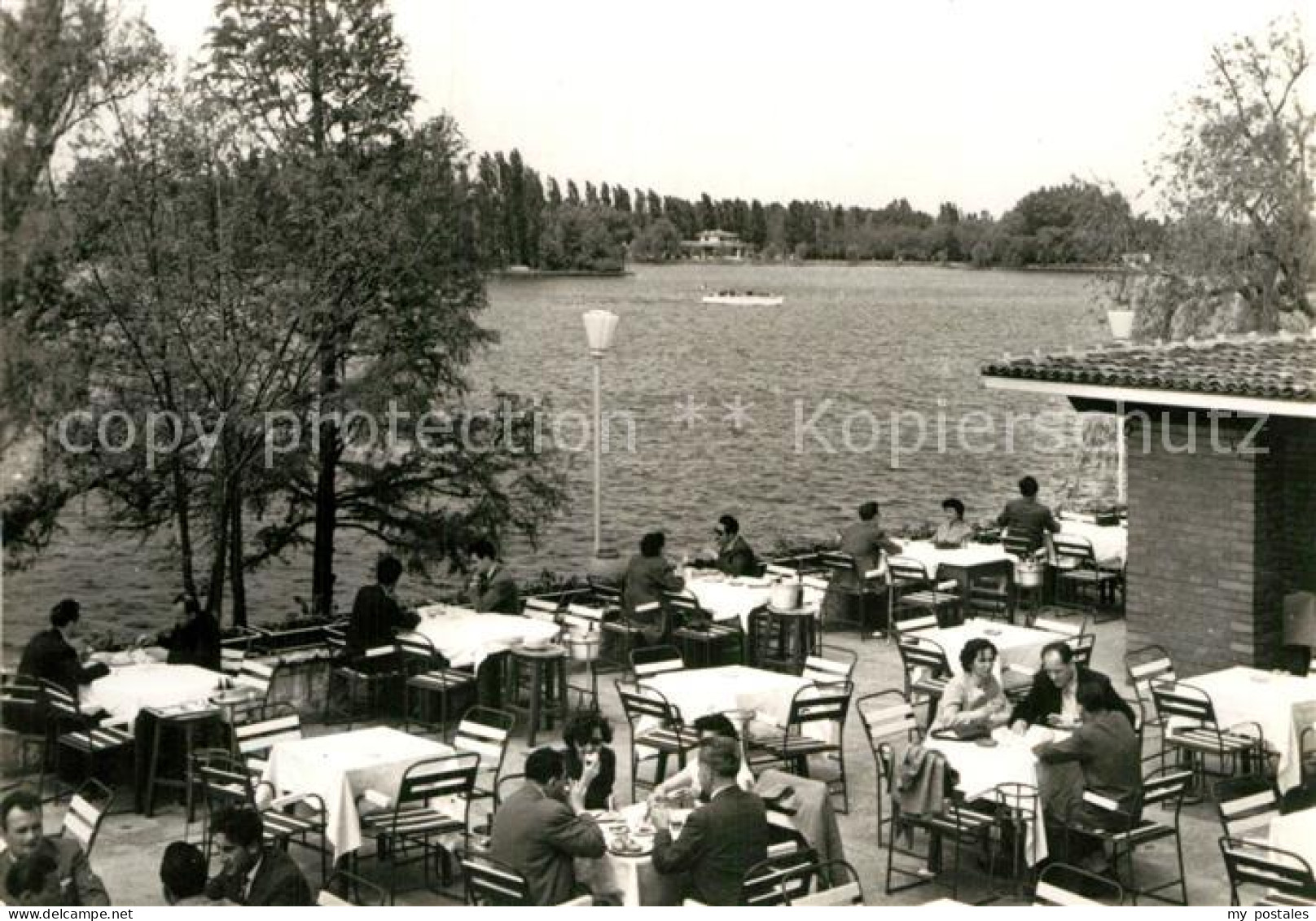 72956998 Bukarest Herastrau See Mit Restaurant Pescarus Terrasse  - Roemenië