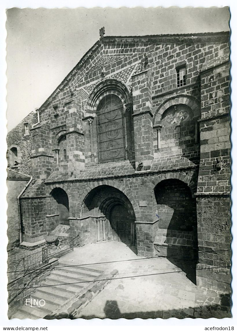 LE MONASTIER-SUR-GAZEILLE - Façade De L'église Abbatiale - Autres & Non Classés