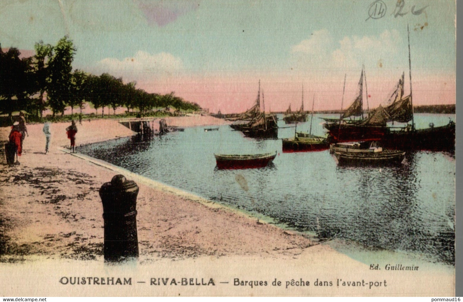 CPA Ouistreham-Riva-Bella Barques De Pêche Dans L'avant-port - Visvangst