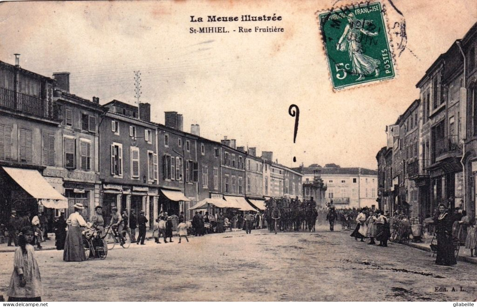 55 - Meuse - SAINT MIHIEL - Rue Fruitiere - ( Animée , Militaires ) - Saint Mihiel