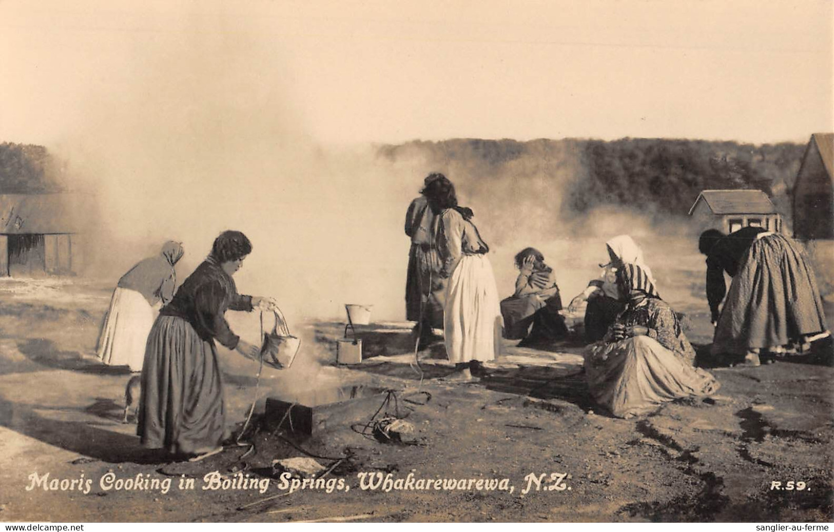 CPA AUSTRALIE / NOUVELLE ZELANDE / MAORIS COOKING IN BOILING SPRINGS / WAKAREWAREWA - Autres & Non Classés