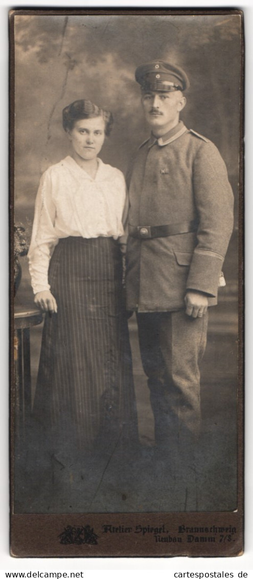 Fotografie Atelier Spiegel, Braunschweig, Neubau Damm 7 /8, Uniteroffizier In Uniform Mit Seiner Frau  - Anonymous Persons