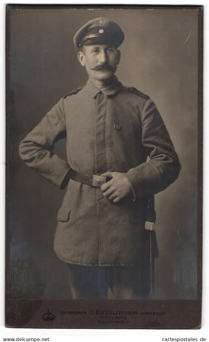 Fotografie O. Ensslinger, Darmstadt, Schulstrasse 1, Gestandener Soldat In Feldgrau Mit Portepee Und Bajonett  - Anonyme Personen