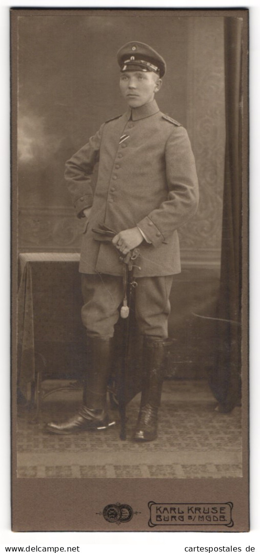 Fotografie Karl Kruse, Burg B. Mdgb., Schartauerstrasse 4, Soldat In Feldgrau Mit Orden Und Säbel  - Anonyme Personen