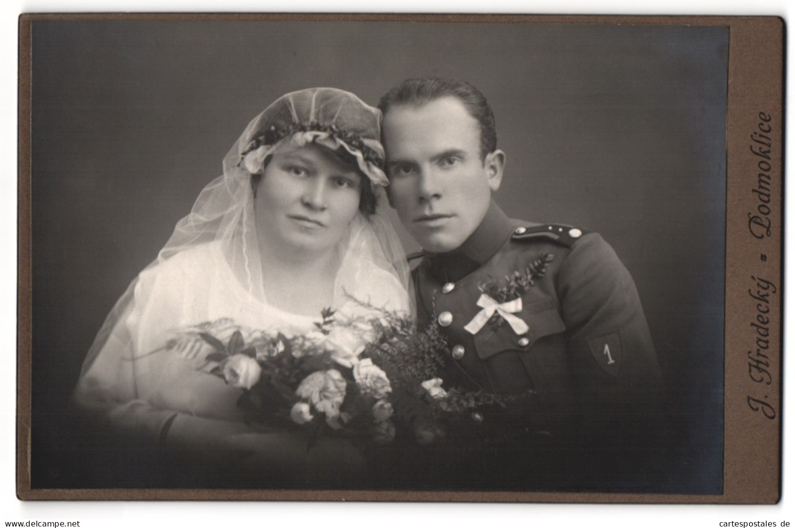 Fotografie J. Hradecky, Podmoklice, K.u.K. Soldat In Uniform Mit Seiner Braut  - Personas Anónimos