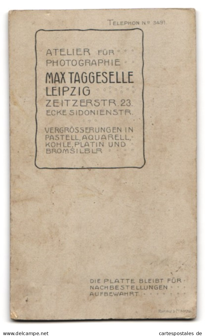 Fotografie Max Taggeselle, Leipzig, Zeitzerstrasse 23, Niedliches Kleinkind Mit Grossem Kopf In Weissem Kleidchen  - Anonymous Persons