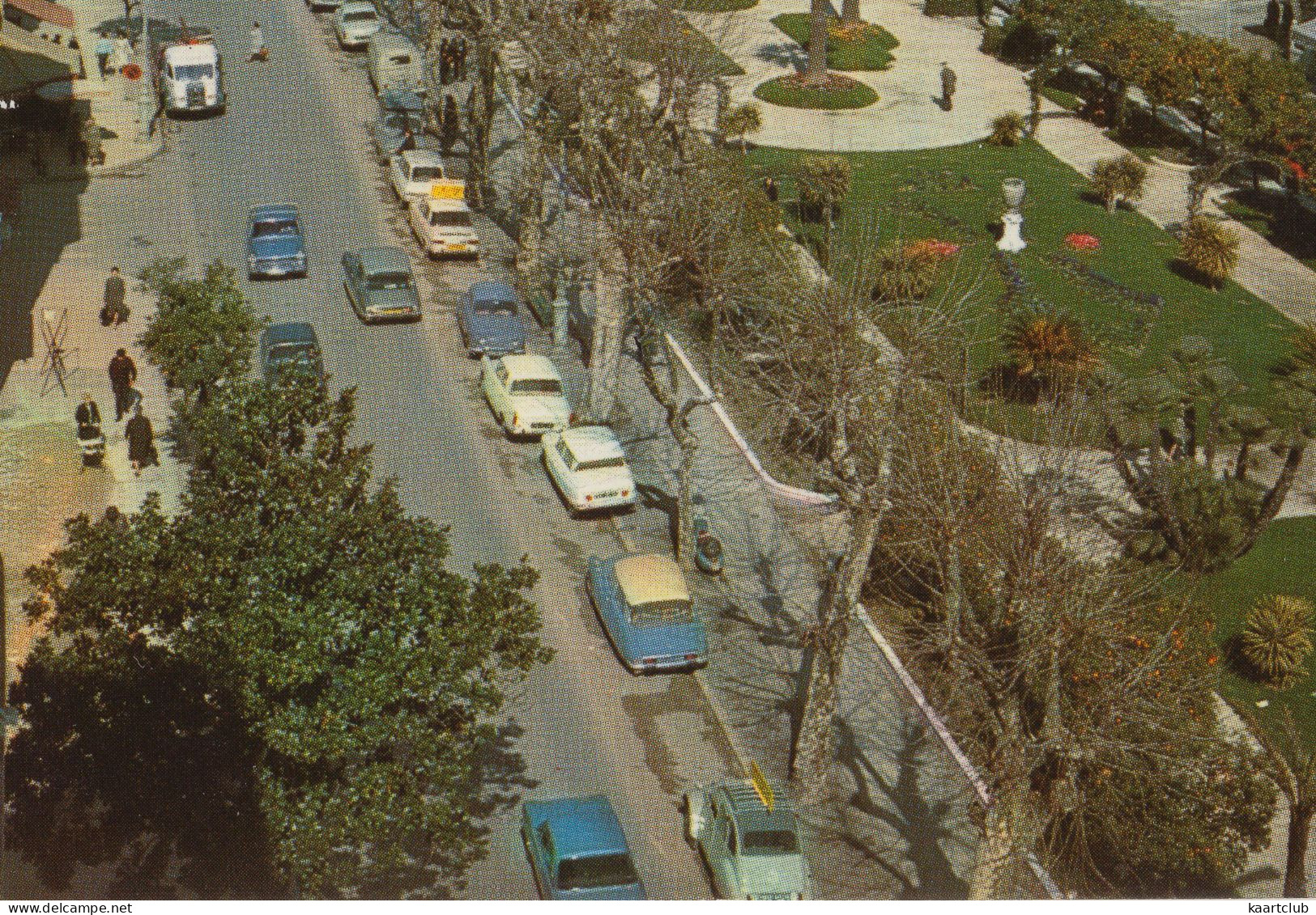 Menton: CITROËN 2CV, AMI 6, DS, PEUGEOT 404, RENAULT GOELETTE, DAUPHINE, 8 - Les Jardins Bioves - (France) - Passenger Cars