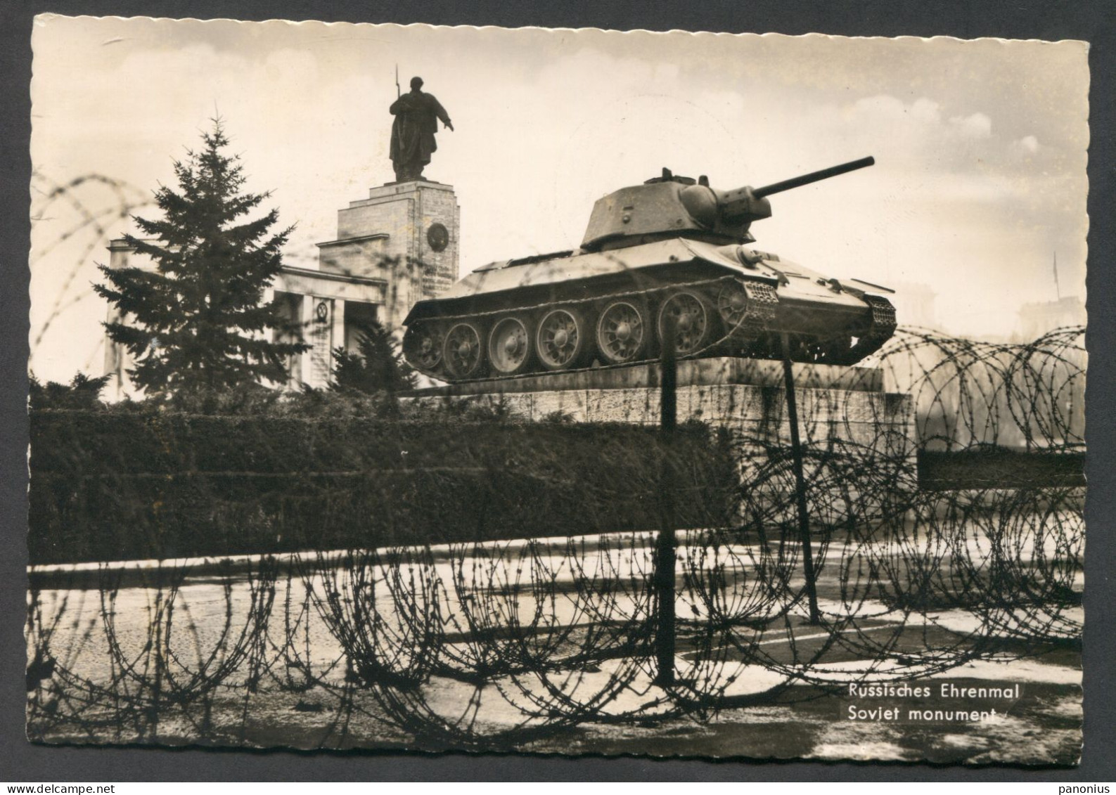 BERLIN GERMANY, TANK SOVIET MONUMENT, SEKTORENGRENZE - Other & Unclassified