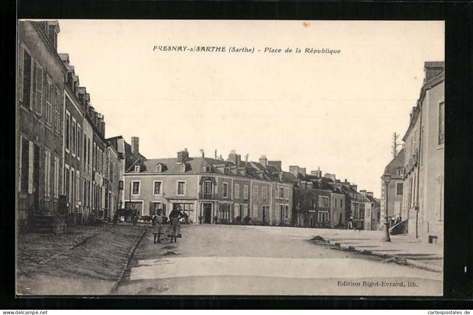 CPA Fresnay-sur-Sarthe, Place De La Republique  - Other & Unclassified