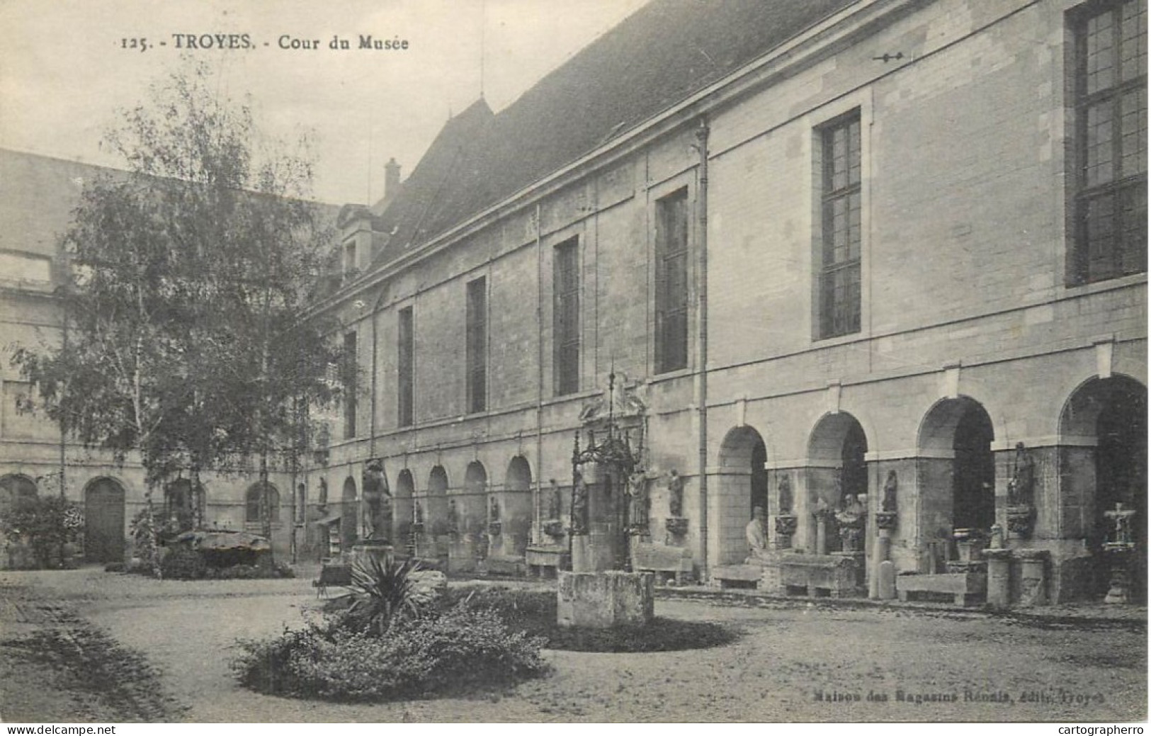 CPA France Troyes Cour De Musee - Troyes