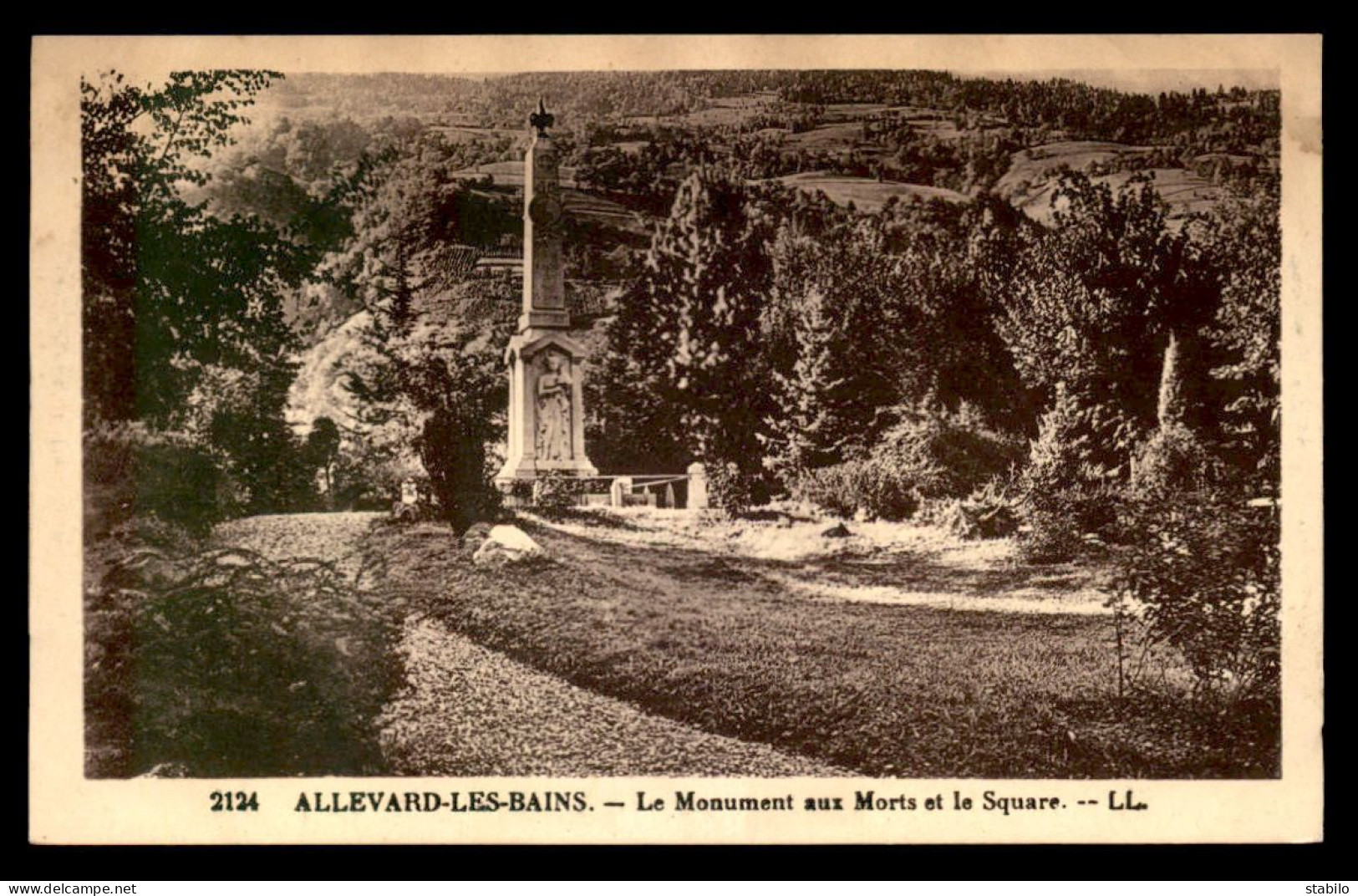 38 - ALLEVARD-LES-BAINS - LE MONUMENT AUX MORTS ET SQUARE - Allevard