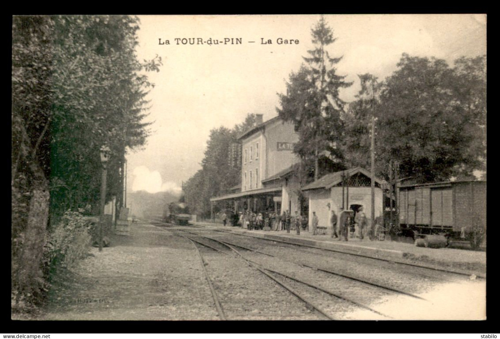 38 - LA TOUR-DU-PIN - TRAIN EN GARE DE CHEMIN DE FER - La Tour-du-Pin