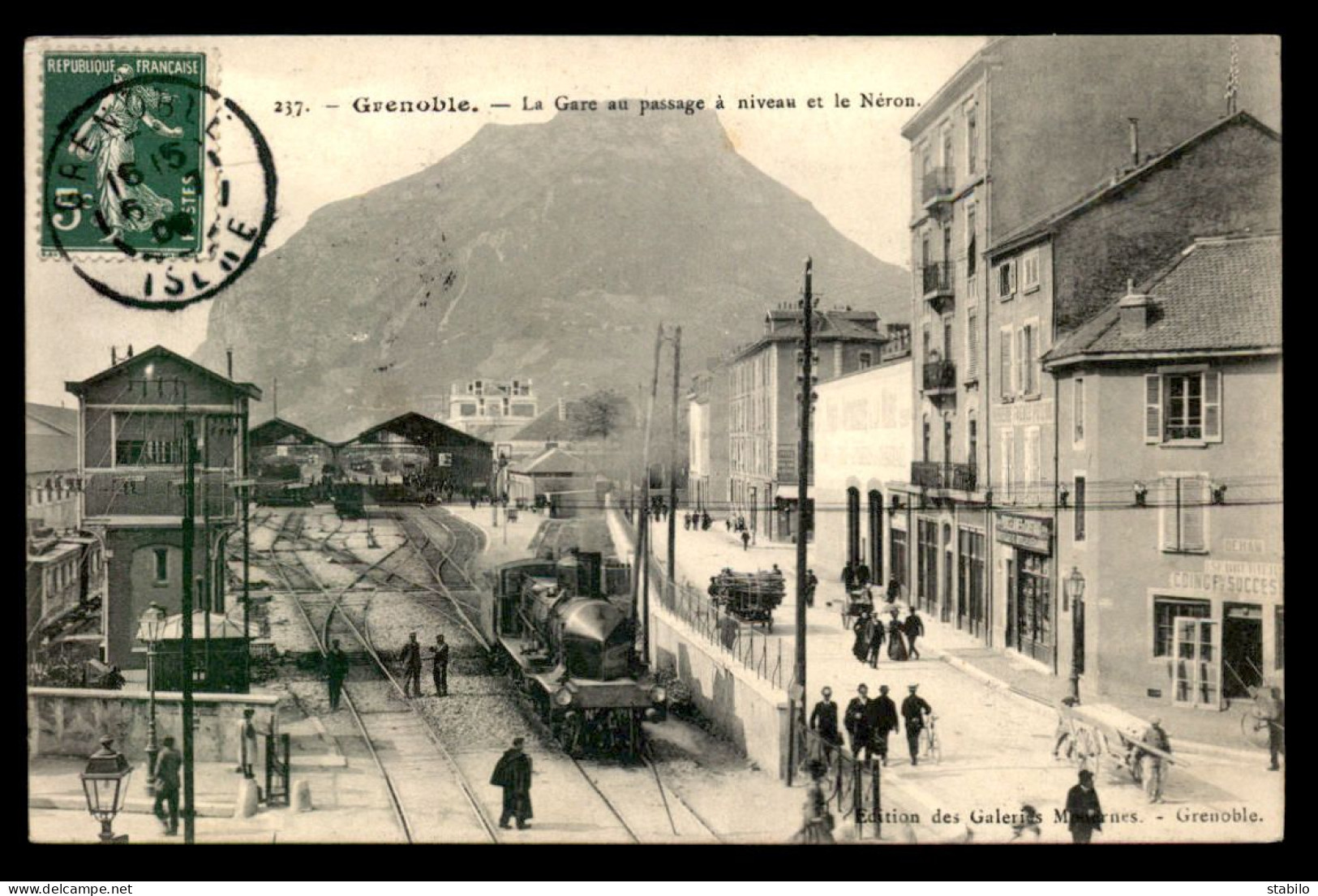 38 - GRENOBLE - TRAIN EN GARE DE CHEMIN DE FER AU PASSAGE A NIVEAU ET LE CASQUE DE NERON - Grenoble