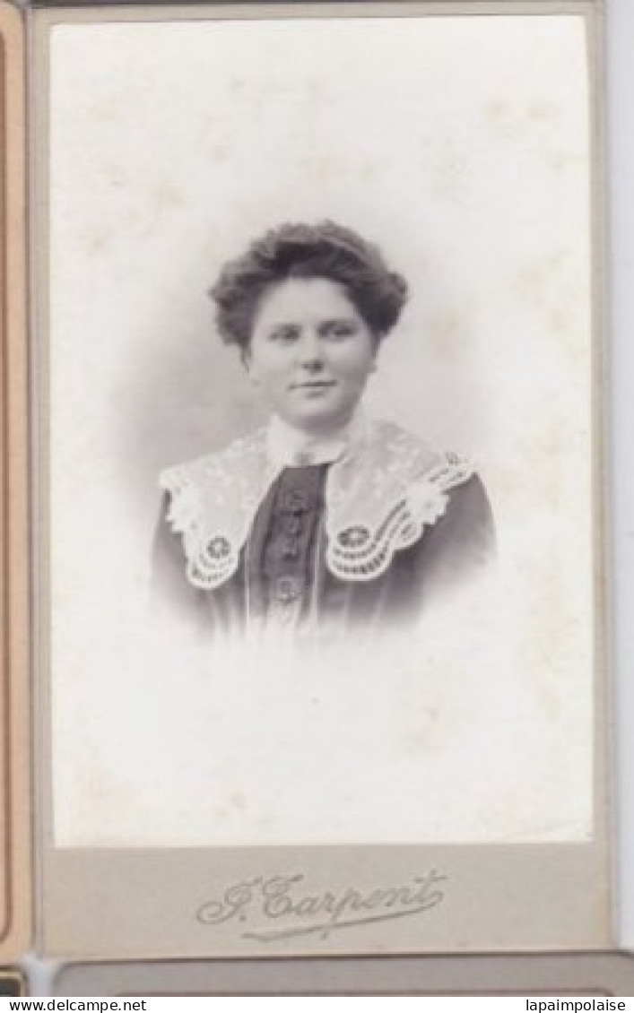 Photo C D V Le Mans Portrait D'une Femme Robe Col En Dentelle  Photo J Tarpent Le Mans  Réf 30439 - Identifizierten Personen