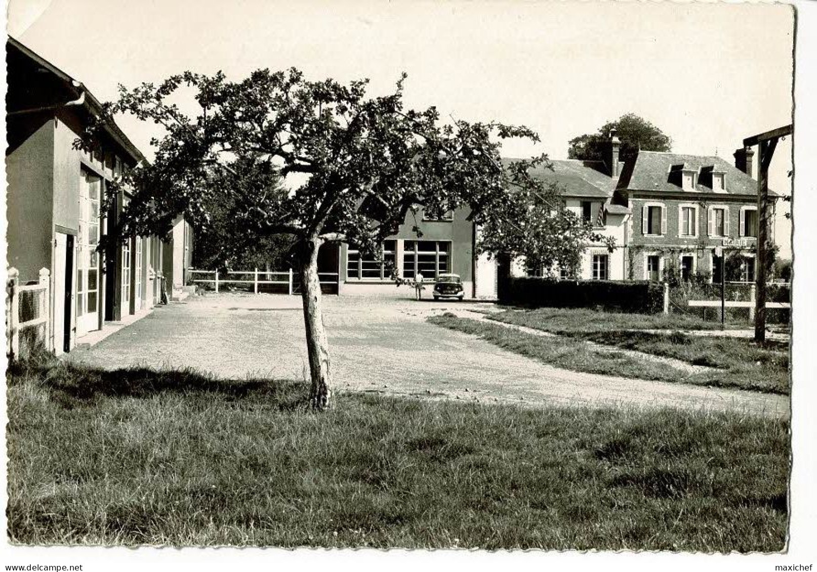 Saint Aubin Le Vertueux - L'Ecole Et La Mairie (animation, Panhard) Pas Circulé - Andere & Zonder Classificatie