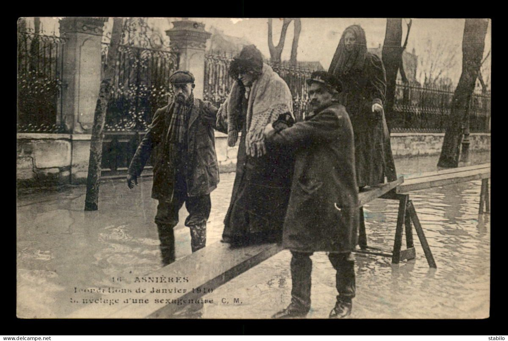 92 - ASNIERES - INONDATIONS DE 1910 - SAUVETAGE 'UNE SEXAGENAIRE - Asnieres Sur Seine